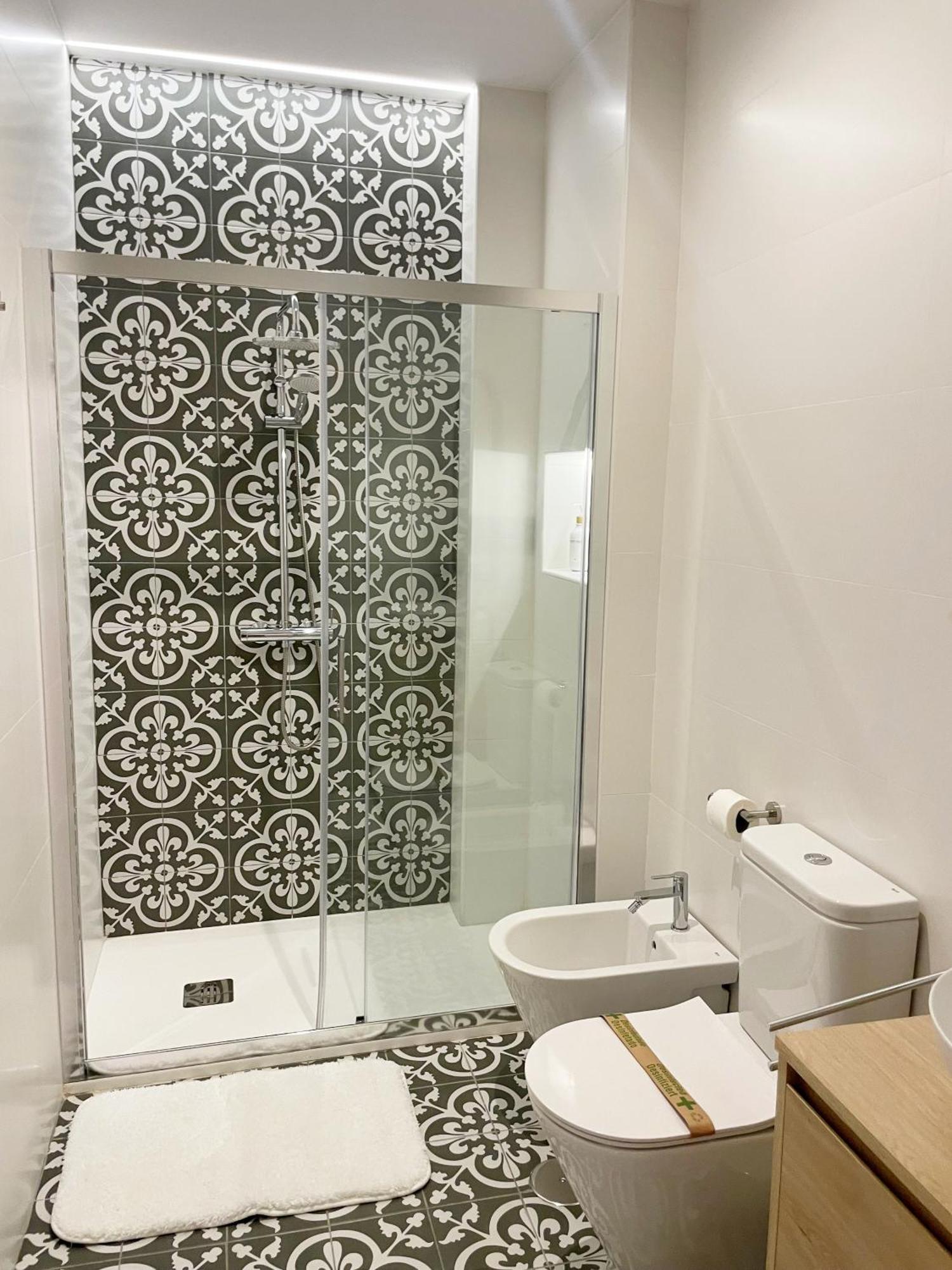 Piso Familiar Con Tres Habitaciones En La Goleta マラガ エクステリア 写真